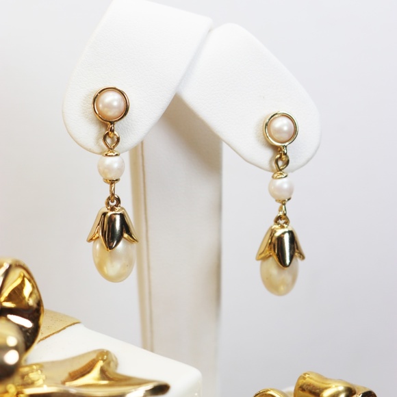 ๐ Elegant Carolee Pearl Drop Gold Tone Earrings NWT ๐ซ - Picture 6 of 10